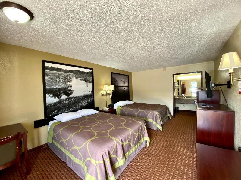 Queen Room with Two Queen Beds - Non-Smoking image 2