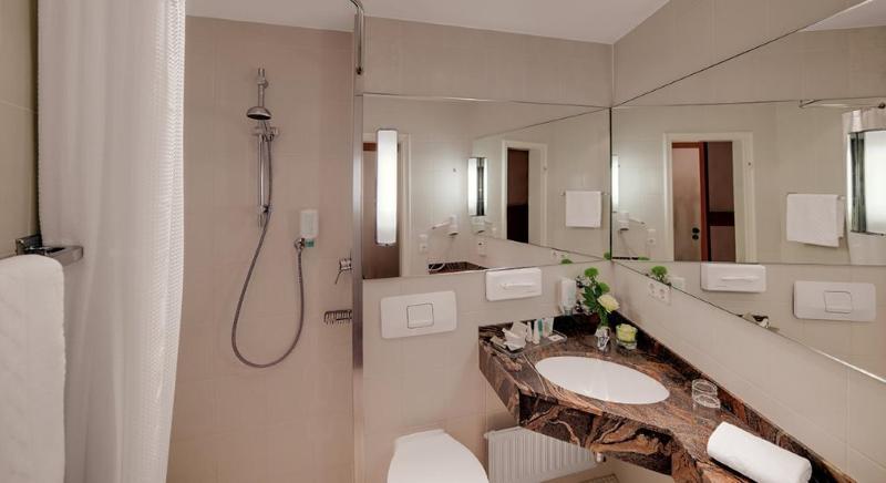 Double Room image 3