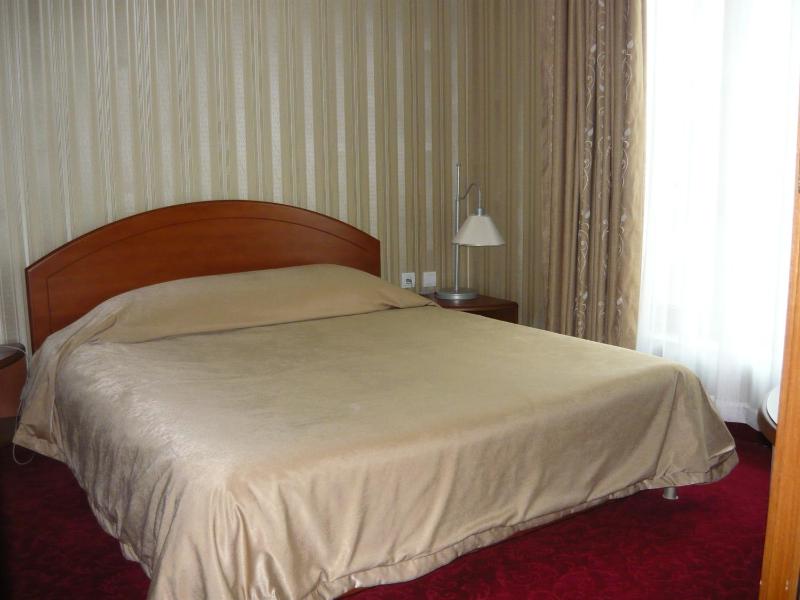 One-Bedroom Suite with Bath image 2