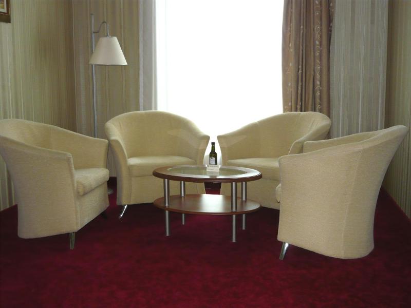 Deluxe One-Bedroom Suite with Hot Tub image 2