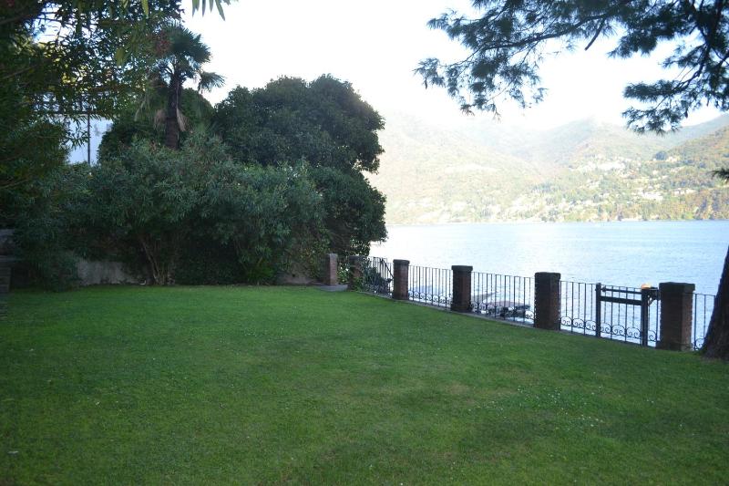 Double Room with Lake View image 1