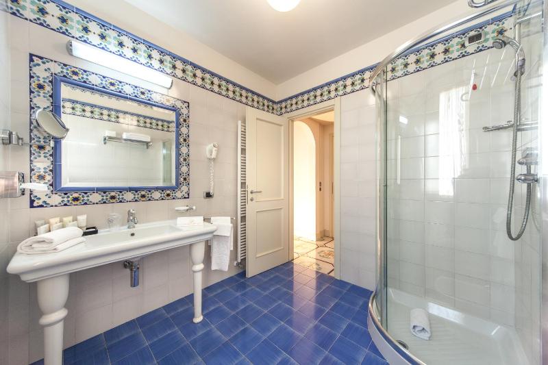 Deluxe Triple Room with Sea View image 3