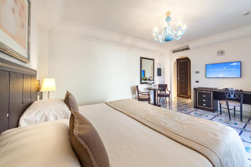 Deluxe Triple Room with Sea View image 2