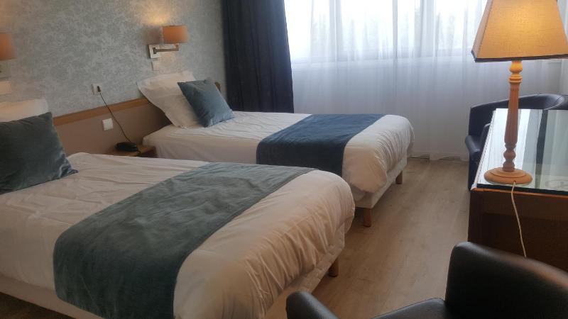 Standard Twin Room image 1