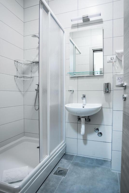 Single Room image 4