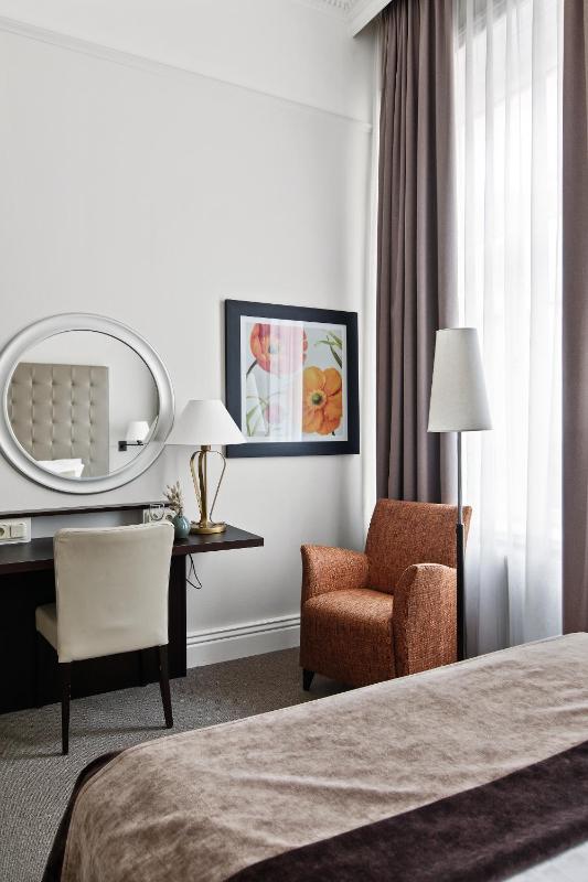Small Double Room Queen image 3