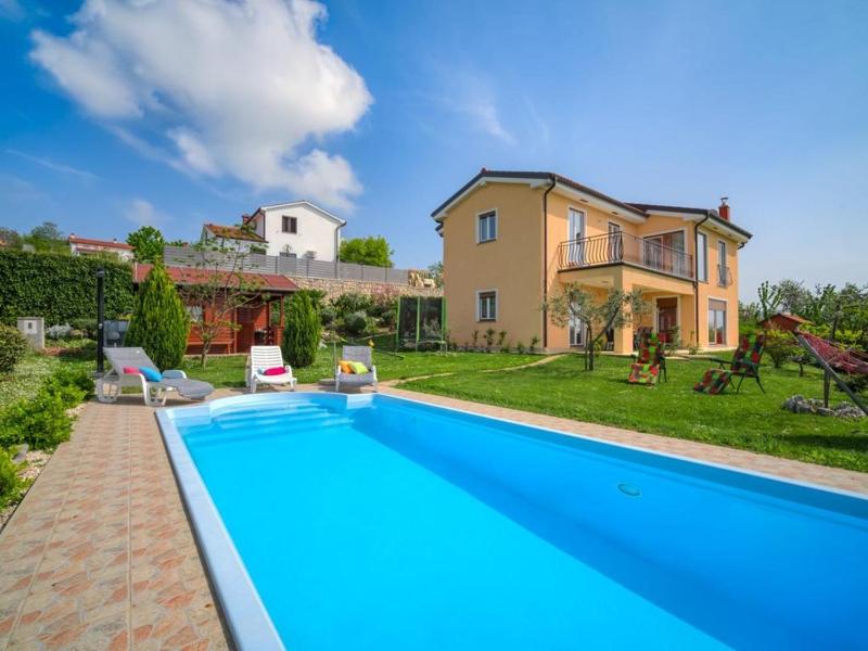 Two Bedroom Apartment with swimming pool image 2