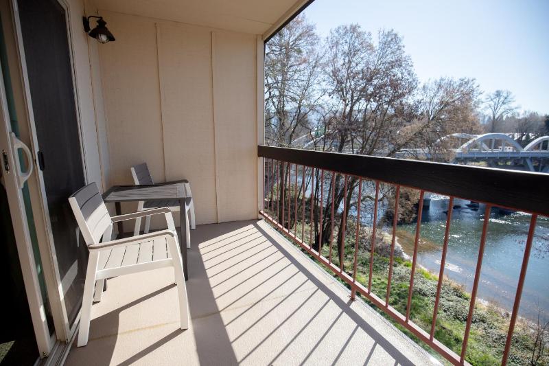 Premium King Room with River View image 4