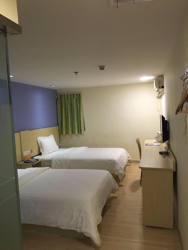 Comfortable Twin Room image 1