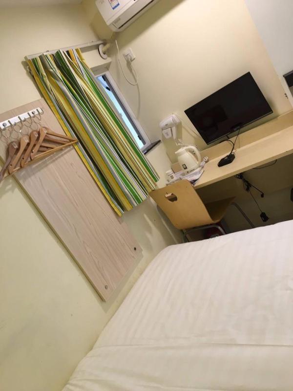 Comfortable Queen Room image 1