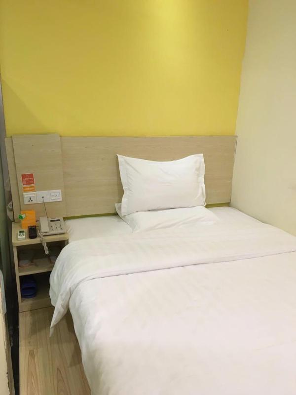 Comfortable Queen Room image 2