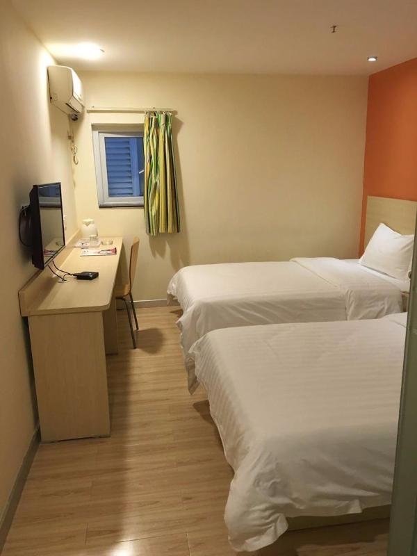Select Twin Room image 1