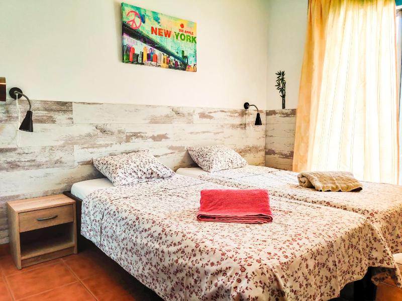 Twin Room with Private Bathroom image 2