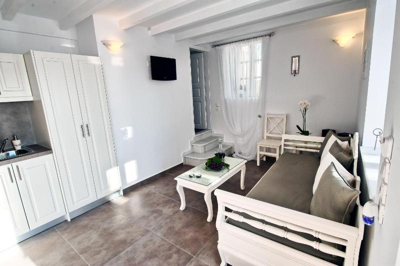 Premium Suite with Private Plunfe Pool and Caldera View image 4