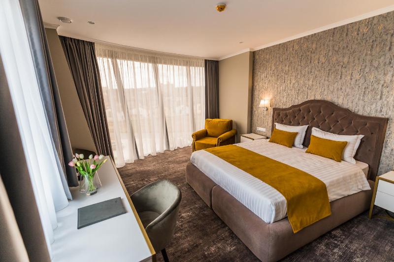 Deluxe Room (2 Adults + 1 Child) image 3