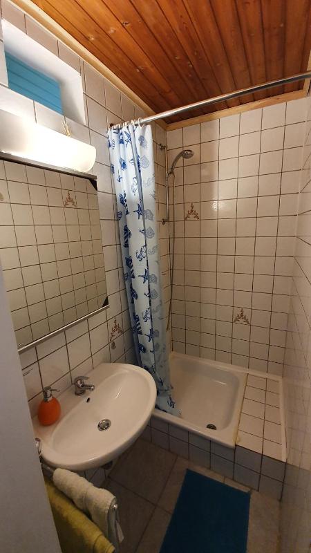 Single Room with Shower image 3