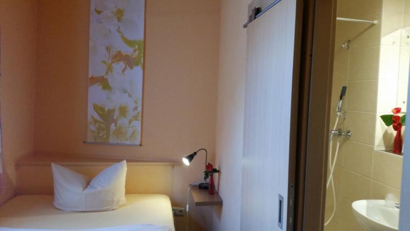 Single Room with Shower/Toilet image 3