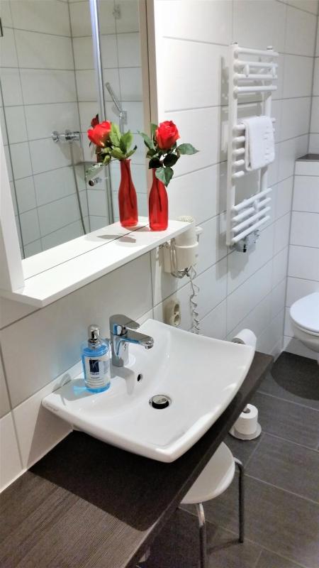 Twin Room with Shower image 4