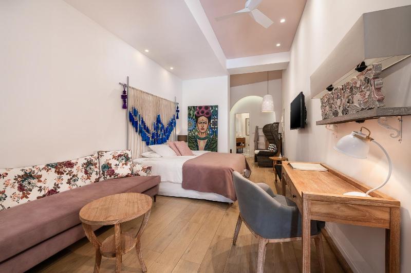 Nyx Chic Manor - image 9