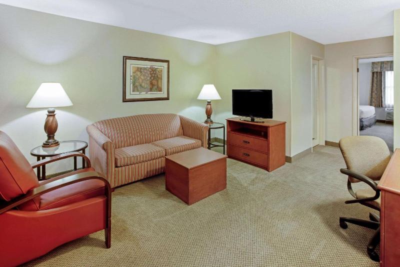 Double Suite with Two Double Beds image 2
