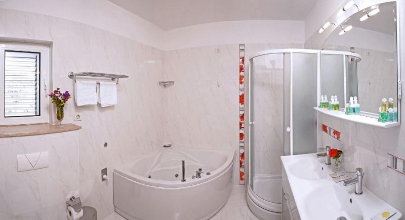 Deluxe Apartment with Sea View image 3