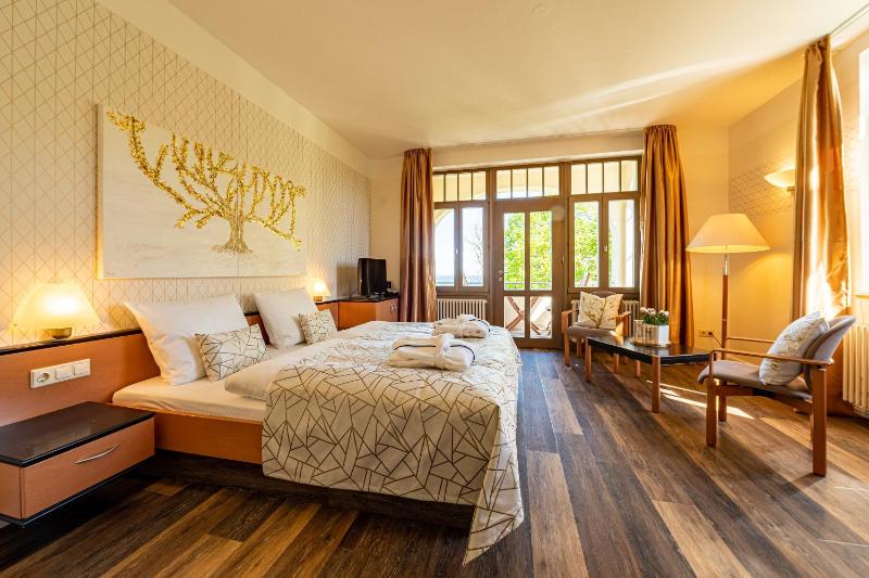 Double Room with Balcony and Sea View image 3