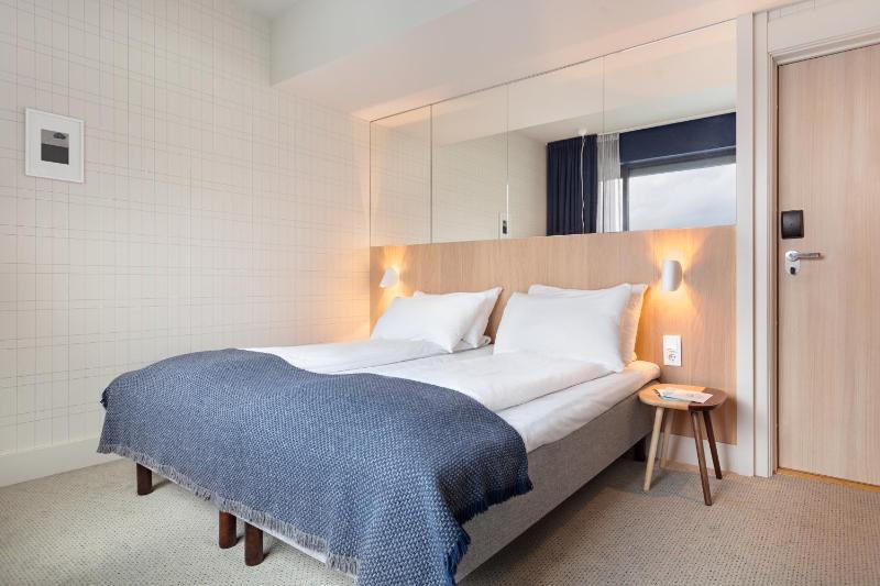 Superior Twin Room image 3