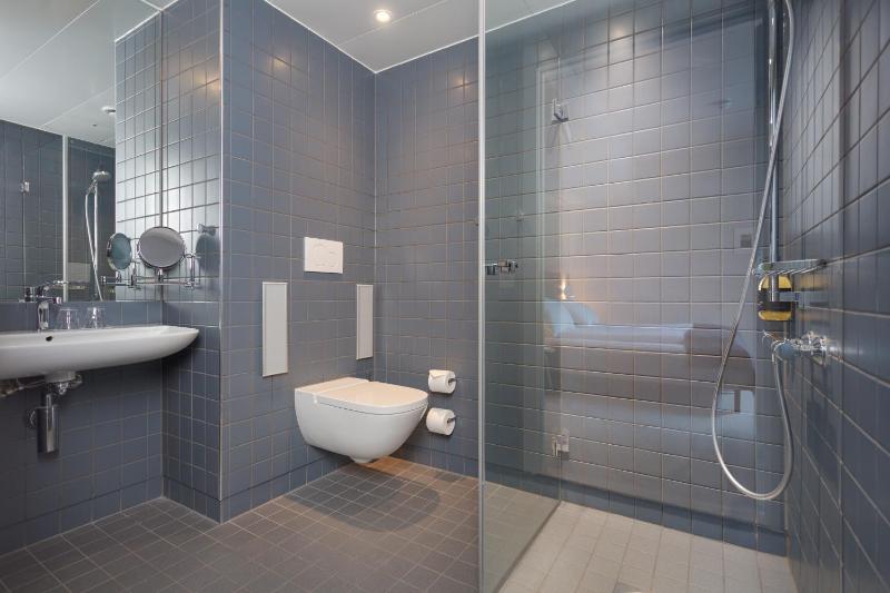 Junior Queen Suite image 2