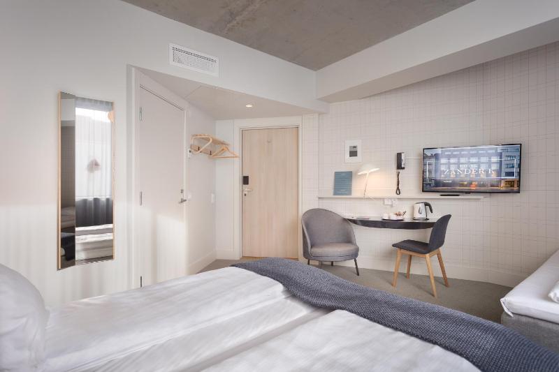 Family Twin Room image 4