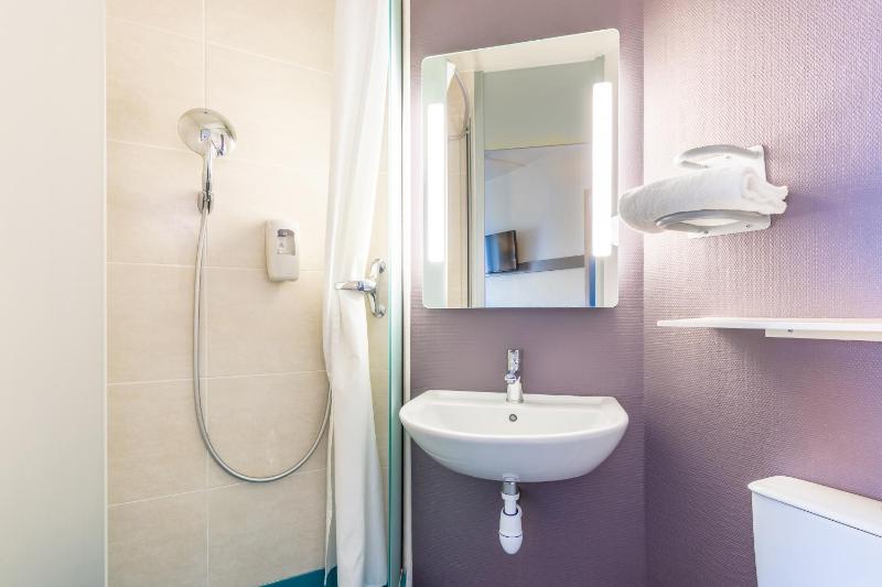 Twin Room image 2