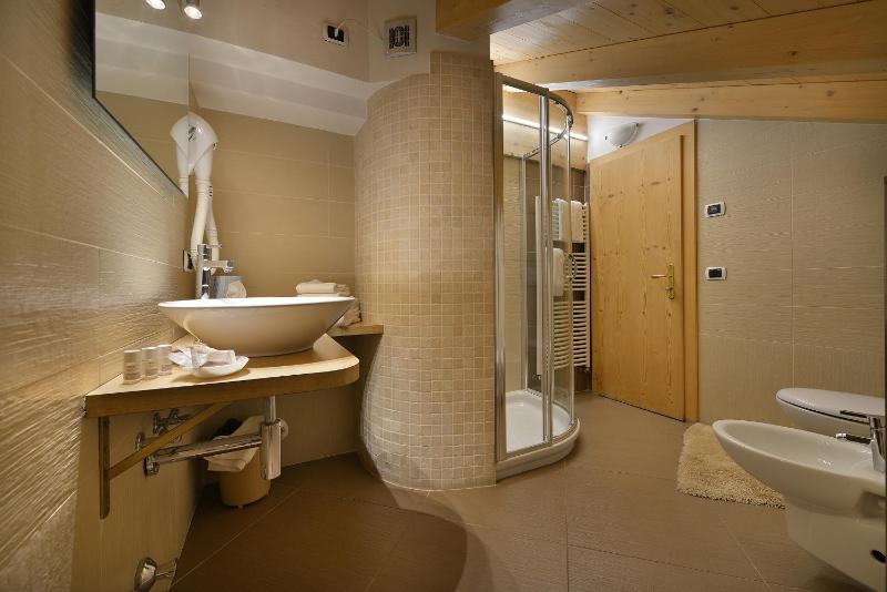 Large Double Room image 4