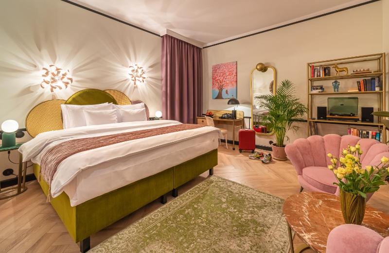 Deluxe Double Room image 3