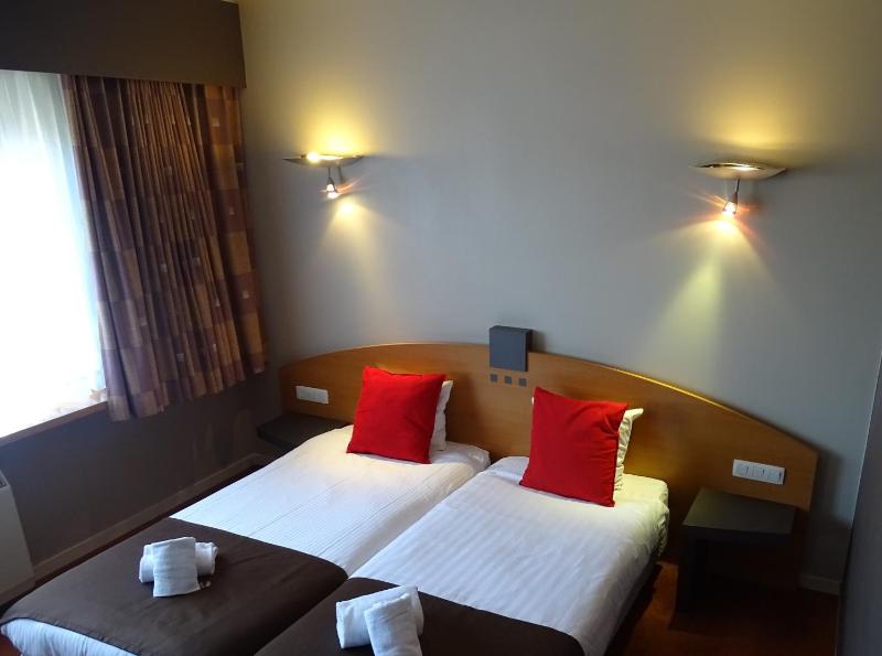 Executive Twin Room image 3