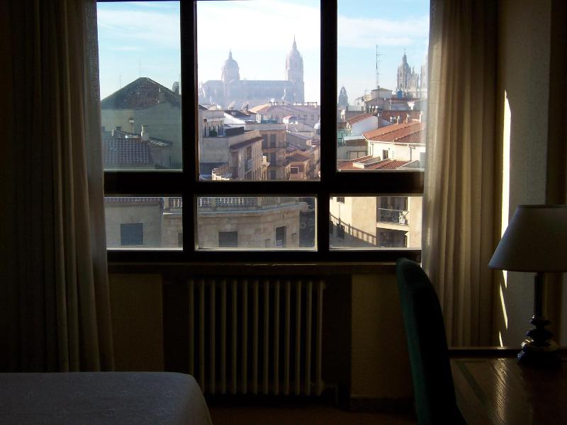 Twin Room with City View image 4