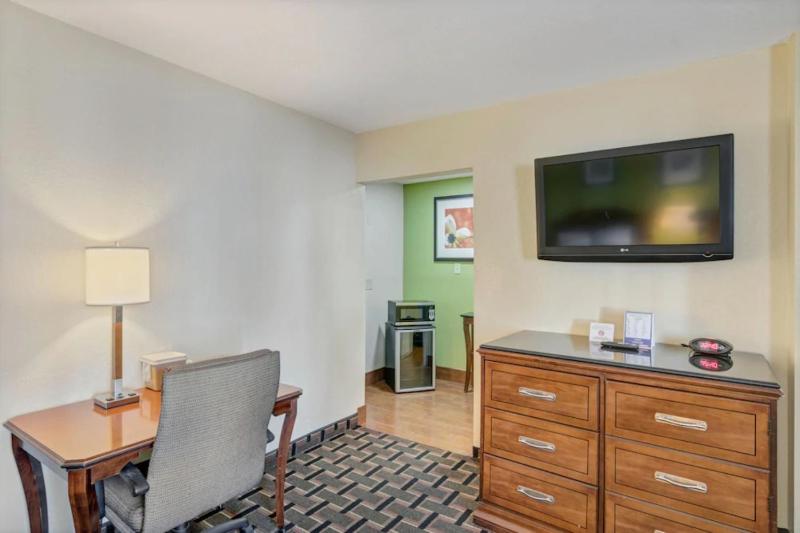 King Room - Non-Smoking image 4
