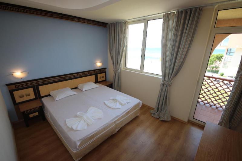 One-Bedroom Apartment with Sea View image 3