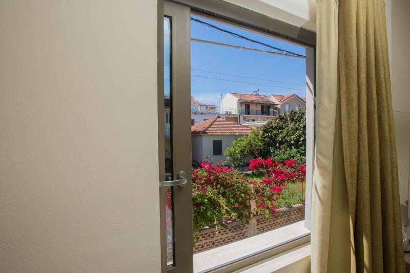 Compact Room image 4