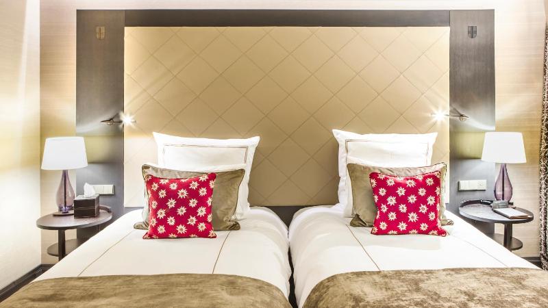 Standard Twin Room image 3