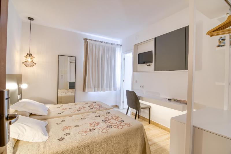 Double or Twin Room image 2