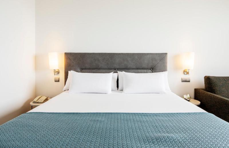 Double or Twin Room image 3