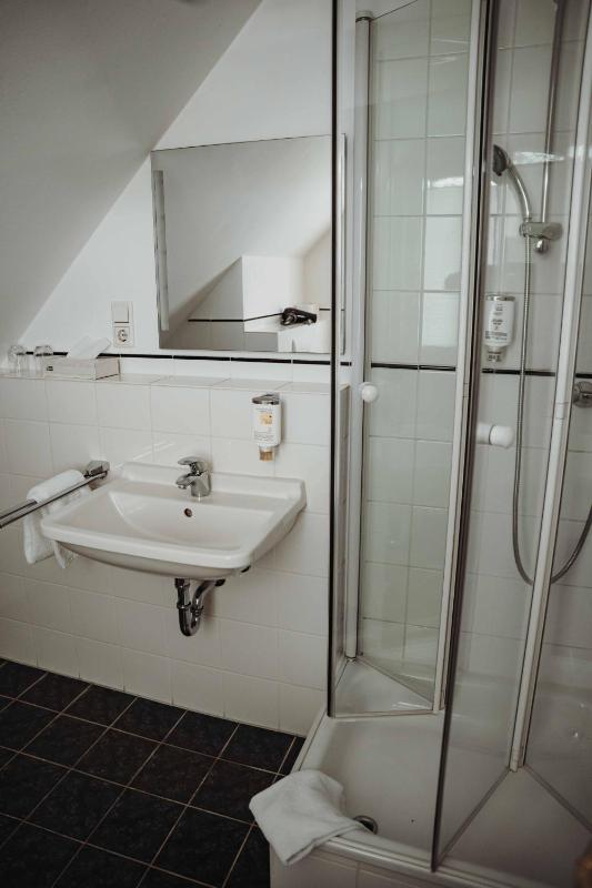 Standard Double Room image 3