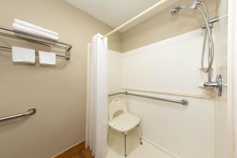 King Room with Bath Tub - Mobility Accessible/Smoking image 2