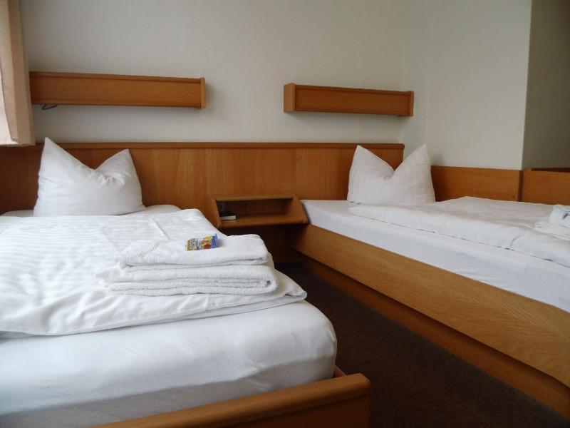 Twin Room image 1