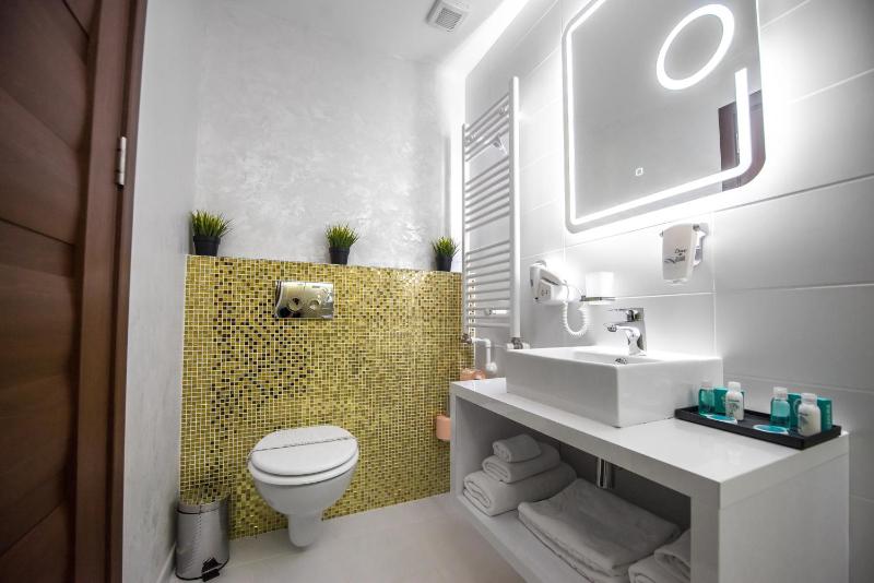 Double Room with Balcony image 4