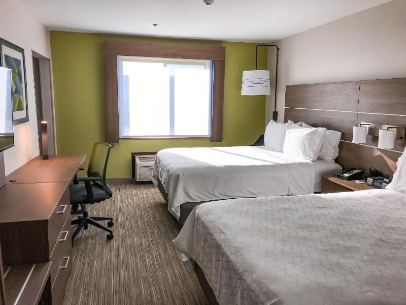 Standard Queen Room with Two Queen Beds - Extra Floor Space image 4