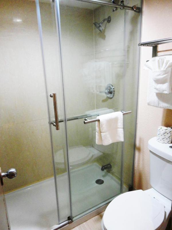 King Suite with Hot Tub - Non-Smoking image 2