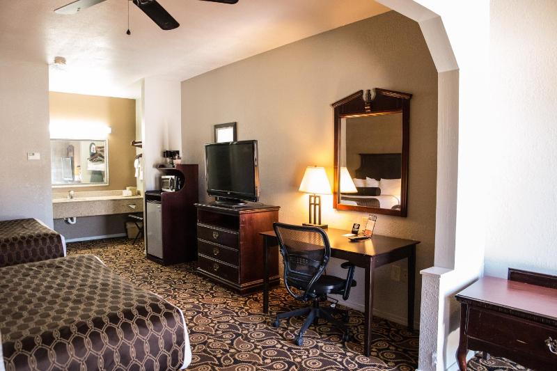 Queen Room with Two Queen Beds - Non-Smoking image 2