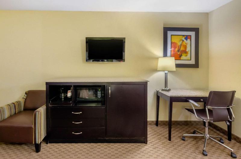 Queen Room with Two Queen Beds - Non-Smoking image 3