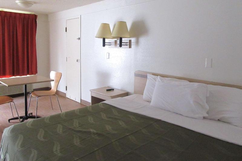 King Room - Non-Smoking image 2