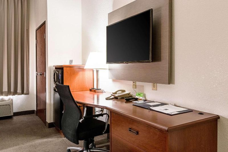 Queen Suite with Two Queen Beds - Non-Smoking image 3